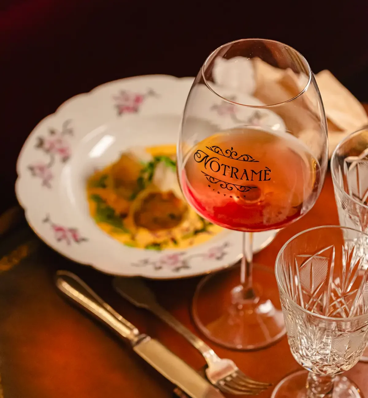 piatto di pasta e bicchiere di vino cucina creativa bistrot Notramè Roma piatto di pasta e bicchiere di vino cucina creativa bistrot Notramè Roma